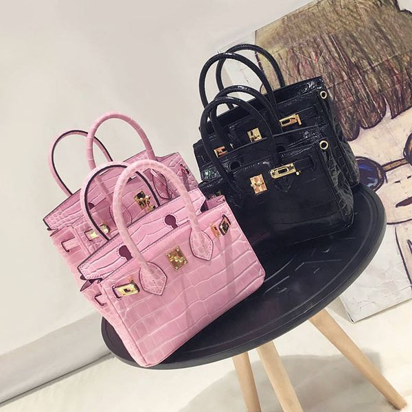 2021 new fashion net red hand big simple shoulder women's cross alligator kylie bag
2021 new fashion net red hand big simple shoulder women's cross alligator kylie bag