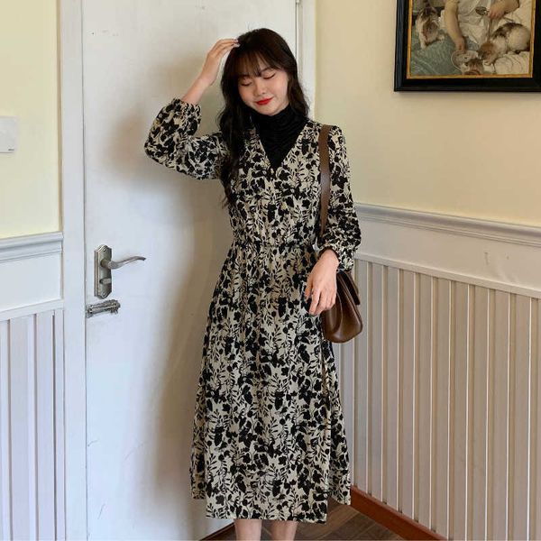 early autumn temperament high neck wrinkle stitching broken flower fake two-piece dr's a-shaped medium and long skirt, Black;gray
early autumn temperament high neck wrinkle stitching broken flower fake two-piece dr's a-shaped medium and long skirt, Black;gray