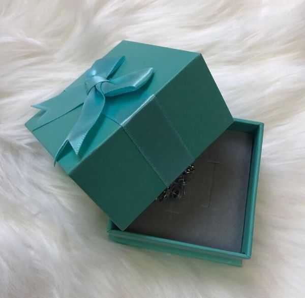 selling fashion designer earrings for women jewelry with shining crystal cz diamond letter style earrings with blue bow gift box, Golden;silver
selling fashion designer earrings for women jewelry with shining crystal cz diamond letter style earrings with blue bow gift box, Golden;silver