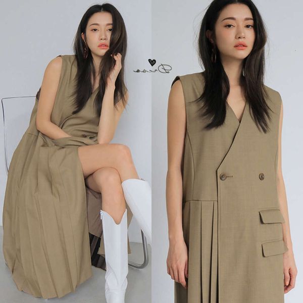 2021korean chic minority temperament v-neck cross two button loose side pleated sleeveless dress long skirt, Black;gray
2021korean chic minority temperament v-neck cross two button loose side pleated sleeveless dress long skirt, Black;gray
