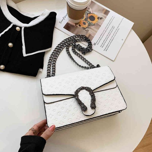 2022 factory wholesale new bag women's embossed fashion trendy one shoulder messenger small square net red simple chain bag
2022 factory wholesale new bag women's embossed fashion trendy one shoulder messenger small square net red simple chain bag