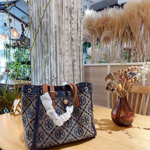handbag 21 new versatile fashion shopping bag suction bucket mommy size 29.24 designers s hileng
handbag 21 new versatile fashion shopping bag suction bucket mommy size 29.24 designers s hileng