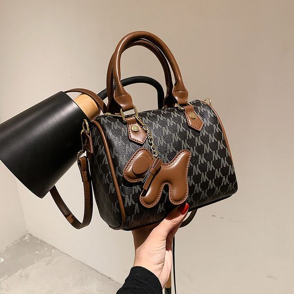 handbag versatile personality fashion single shoulder messenger underarm bag women's 2021 autumn and winter urban simple, Black;red
handbag versatile personality fashion single shoulder messenger underarm bag women's 2021 autumn and winter urban simple, Black;red