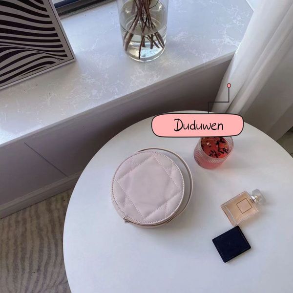 round pu handle bags mirror fashion d makeup storage bag zipper including gift box metal letter portable case vip suit for diy
round pu handle bags mirror fashion d makeup storage bag zipper including gift box metal letter portable case vip suit for diy