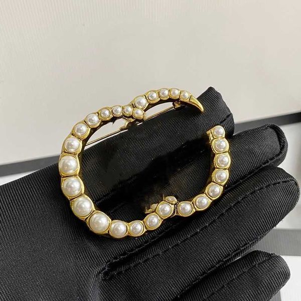 european and american letter brooch pearl retro fashion wild high-end brass material accessories fast delivery, Gray
european and american letter brooch pearl retro fashion wild high-end brass material accessories fast delivery, Gray