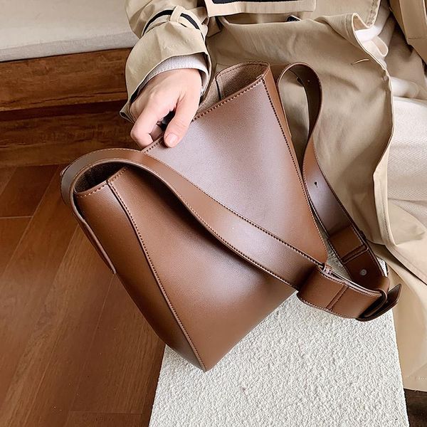 evening bags high capacity solid color pu leather crossbody for women 2021 bucket lady handbags with wide belt travel
evening bags high capacity solid color pu leather crossbody for women 2021 bucket lady handbags with wide belt travel