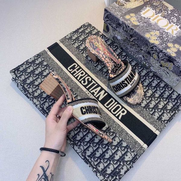 2021 summer new leather thick heel d-letter embroidery medium heel thick heel sandals animal print foot slippers ysj, Black
2021 summer new leather thick heel d-letter embroidery medium heel thick heel sandals animal print foot slippers ysj, Black