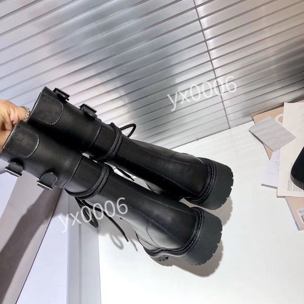 2021 designer interlocking black 35-40 lambskin leather ankle boots snow boot round toe pull-on martin booties fz201022
2021 designer interlocking black 35-40 lambskin leather ankle boots snow boot round toe pull-on martin booties fz201022