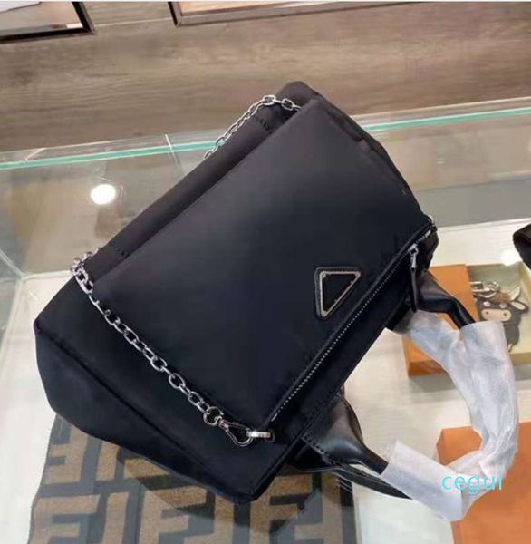 26*18cm box bag, luxury designer handbag, shoulder bags, handbags, waterproof fabric and electroplated hardware, clear lines, stylish single
26*18cm box bag, luxury designer handbag, shoulder bags, handbags, waterproof fabric and electroplated hardware, clear lines, stylish single