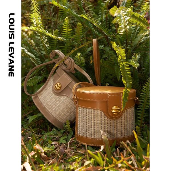 70% off design hand bucket french niche design advanced sense small 2021 new canvas bag single shoulder messenger bag women's summer 27, Red;black
70% off design hand bucket french niche design advanced sense small 2021 new canvas bag single shoulder messenger bag women's summer 27, Red;black