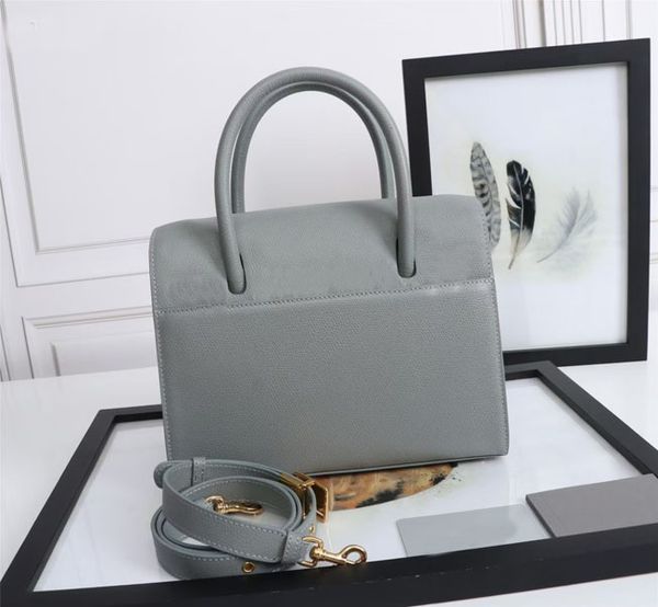 2021 women's fashion bags can hold all kinds of daily necessities, d6718 adjustable leather shoulder strap, with 2 compartments, box si
2021 women's fashion bags can hold all kinds of daily necessities, d6718 adjustable leather shoulder strap, with 2 compartments, box si