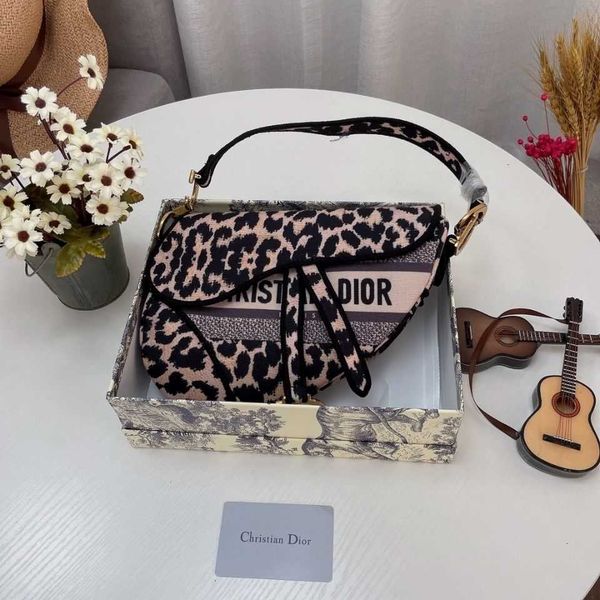 casual and fashionable hand-held messenger bag leopard saddle one shoulder women's d diozzi 2021 handbag
casual and fashionable hand-held messenger bag leopard saddle one shoulder women's d diozzi 2021 handbag