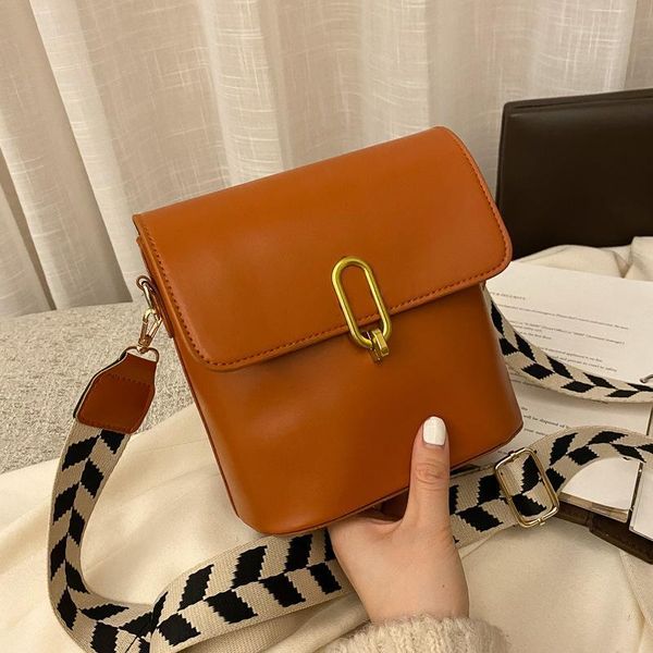 fashion new messenger simple retro 2021 bag bag female small bucket texture lavef, Red;black
fashion new messenger simple retro 2021 bag bag female small bucket texture lavef, Red;black