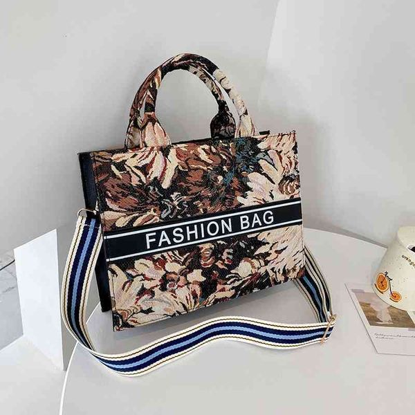 2022 latest handbag factory store large capacity lattice oil painting printed women's style single shoulder bag
2022 latest handbag factory store large capacity lattice oil painting printed women's style single shoulder bag