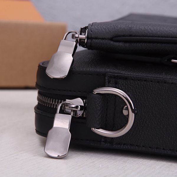 toles bags men's messenger three-piece suit trio eclipse reverse canvas fashionable leather silver metal trim single shoulder strap coi
toles bags men's messenger three-piece suit trio eclipse reverse canvas fashionable leather silver metal trim single shoulder strap coi