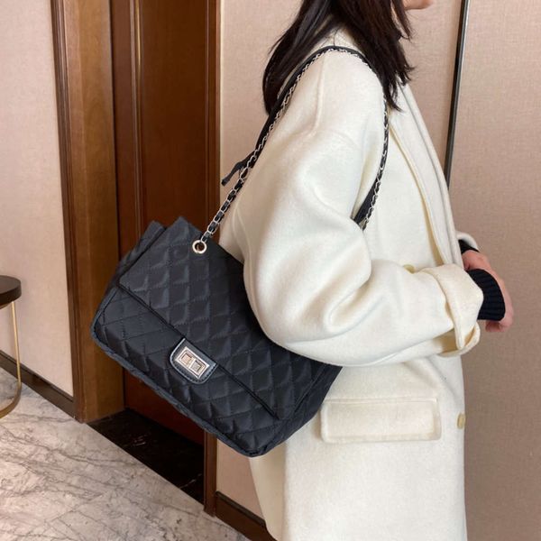 hbp lingge chain 2021 new fashion all pu good handle one shoulder messenger small xiangfeng net red women's bag
hbp lingge chain 2021 new fashion all pu good handle one shoulder messenger small xiangfeng net red women's bag
