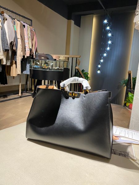 pieces of designer fashion bag coin purse old flower embossed classical chain shoulder bag lady purse belt bag 42*29cm, Black
pieces of designer fashion bag coin purse old flower embossed classical chain shoulder bag lady purse belt bag 42*29cm, Black
