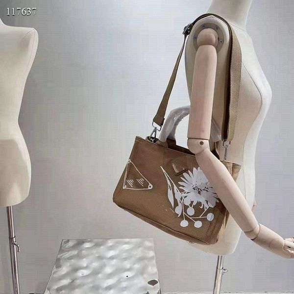 2021 spring and summer leisure shopping bag handbag high-end quality classic fashion ink painting pattern temperament ladies shoulder bags
2021 spring and summer leisure shopping bag handbag high-end quality classic fashion ink painting pattern temperament ladies shoulder bags