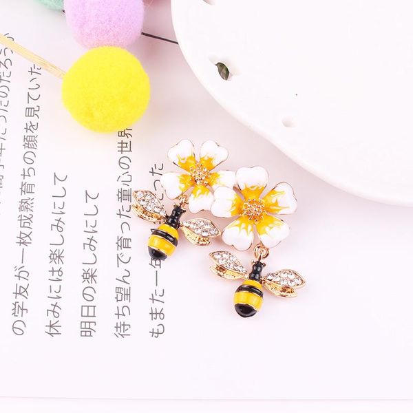 pins, brooches lubov epoxy finish twin bees rhinestone inlaid pins golden color metal flower brooch pin women costume party jewelry, Gray
pins, brooches lubov epoxy finish twin bees rhinestone inlaid pins golden color metal flower brooch pin women costume party jewelry, Gray