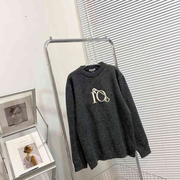 2022 factory wholesale new model letter pin embroidered women's autumn and winter fashion loose gray casual round neck long sleeve knit, White;black
2022 factory wholesale new model letter pin embroidered women's autumn and winter fashion loose gray casual round neck long sleeve knit, White;black