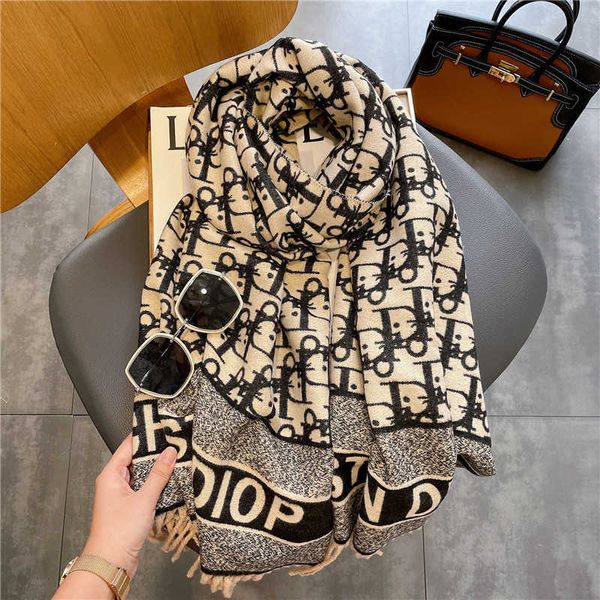 2021 imitation cashmere scarf women's autumn and winter shawl d letter long thickened warm double-sided bib, Blue;gray
2021 imitation cashmere scarf women's autumn and winter shawl d letter long thickened warm double-sided bib, Blue;gray