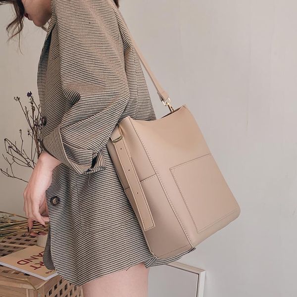 casual elegant female big tote bag 2021 new quality pu leather women's designer handbag high capacity shoulder messenger bag
casual elegant female big tote bag 2021 new quality pu leather women's designer handbag high capacity shoulder messenger bag