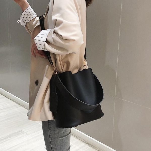 evening bags women's bag 2021 fashion shoulder simple portable messenger female large capacity retro bucket
evening bags women's bag 2021 fashion shoulder simple portable messenger female large capacity retro bucket