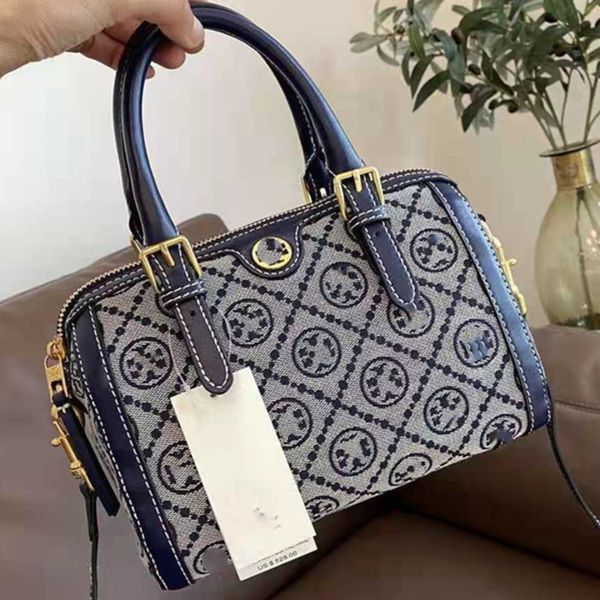 female shoulder bag hand messenger simple calf leather hand diagonal span purse black friday
female shoulder bag hand messenger simple calf leather hand diagonal span purse black friday
