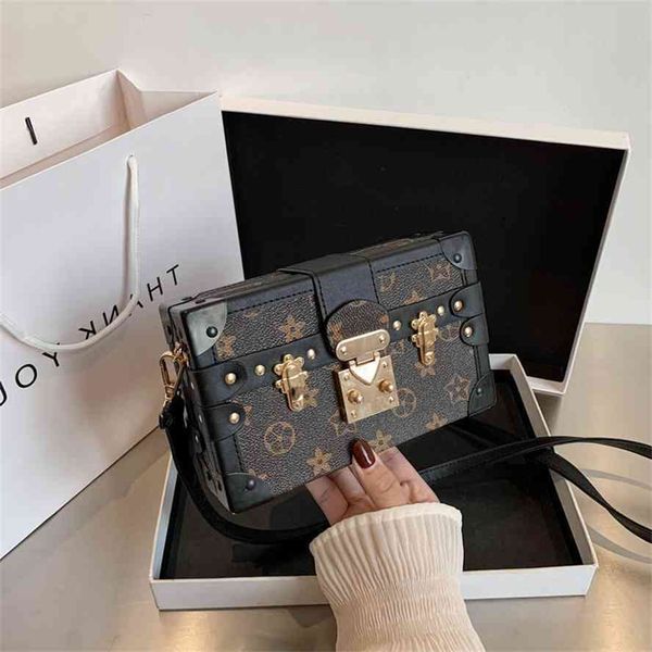 handbagjapanese and korean pop box small square versatile large capacity one shoulder messenger bag for female studentsgg bag
handbagjapanese and korean pop box small square versatile large capacity one shoulder messenger bag for female studentsgg bag