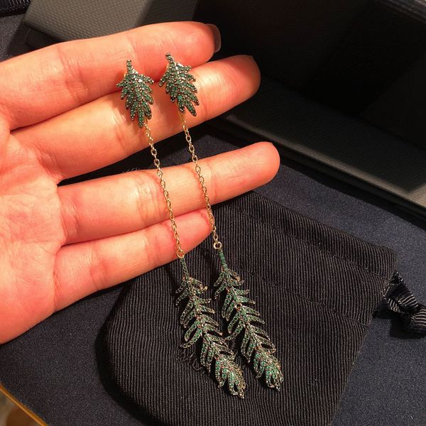 charms 2021 925 silver micro inlaid zirconium graphite green leaf feather long tassel earrings temperament women, Golden
charms 2021 925 silver micro inlaid zirconium graphite green leaf feather long tassel earrings temperament women, Golden