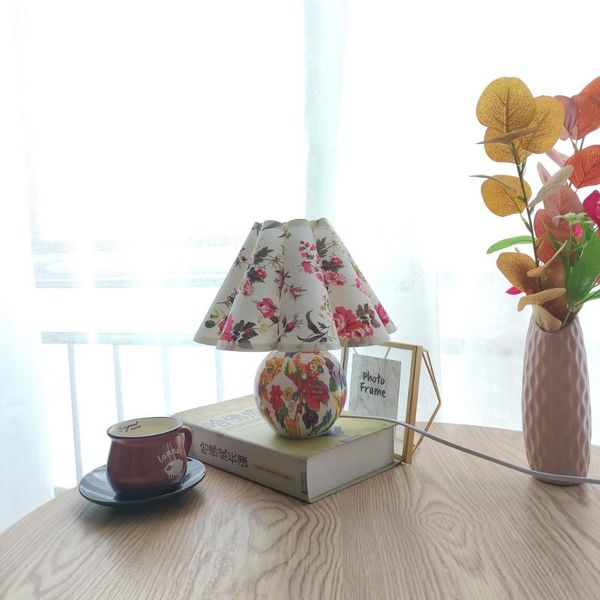 2021 xianfan new north american style decor ceramic table lamp cloth petal lampshade tiffany flower work desk lamps vintage
2021 xianfan new north american style decor ceramic table lamp cloth petal lampshade tiffany flower work desk lamps vintage