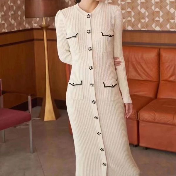 2021 early spring new long-sleeved v-neck single-breasted flower button thin knitted cardigan mid-length zk59, Black;gray
2021 early spring new long-sleeved v-neck single-breasted flower button thin knitted cardigan mid-length zk59, Black;gray