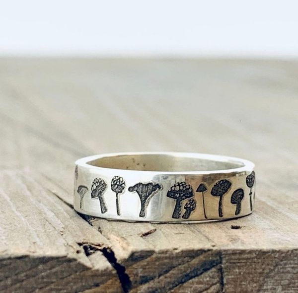 anillo vintage con forma de seta para hombre y mujer, licado anillo flores talladas a mano, bohemio, regalo joyerÃa compromiso, Slivery;golden
anillo vintage con forma de seta para hombre y mujer, licado anillo flores talladas a mano, bohemio, regalo joyerÃa compromiso, Slivery;golden