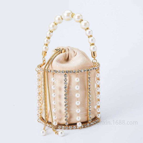 2021 pearl diamond dinner women's fashion metal bucket cage portable shoulder bag
2021 pearl diamond dinner women's fashion metal bucket cage portable shoulder bag