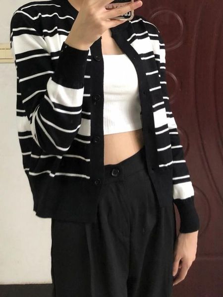 women's jackets striped sweater coat 2021 autumn winter korean version small long sleeved knitted cardigan with v-neck top, Black;brown
women's jackets striped sweater coat 2021 autumn winter korean version small long sleeved knitted cardigan with v-neck top, Black;brown