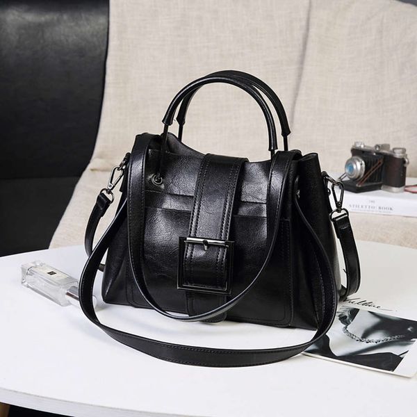 fashion new bags in spring of 2021 korean women's single shoulder fashion slung oil leather bag
fashion new bags in spring of 2021 korean women's single shoulder fashion slung oil leather bag