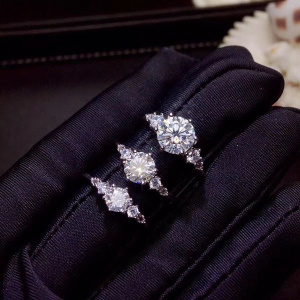 moissanite,s super ing, comparable to diamonds, exquisite craftsmanship, Slivery;golden
moissanite,s super ing, comparable to diamonds, exquisite craftsmanship, Slivery;golden