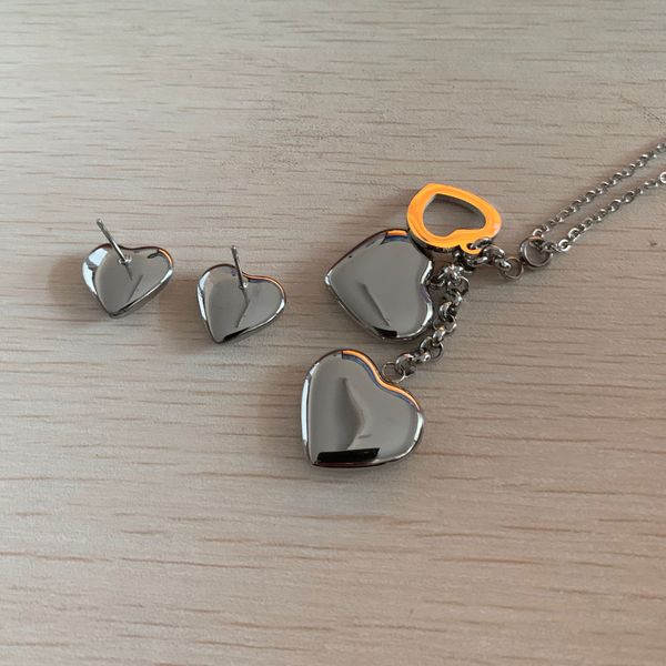 classic design 18k gold rose silver girls women v letter wedding jewelry sets charm love pendant necklace earrings wholesale birthday gift
classic design 18k gold rose silver girls women v letter wedding jewelry sets charm love pendant necklace earrings wholesale birthday gift