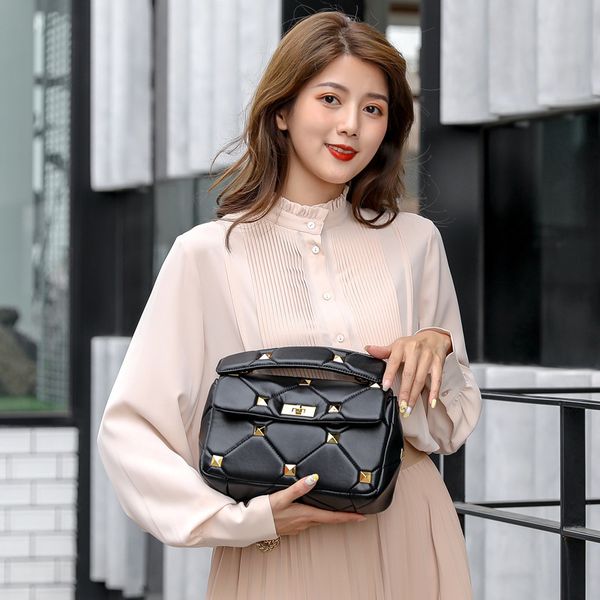 summer rhombic rivet chain women's bag single shoulder messenger bag large capacity flap trend storage bags luxuryss designerss yw
summer rhombic rivet chain women's bag single shoulder messenger bag large capacity flap trend storage bags luxuryss designerss yw