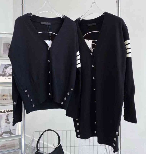 2022 factory wholesale new autumn fashion back embroidery simple leisure comfortable loose college style couple cardigan, White;black
2022 factory wholesale new autumn fashion back embroidery simple leisure comfortable loose college style couple cardigan, White;black