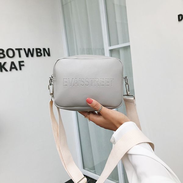 2020 brand designer leather women bag ladies shoulder messenger bags handbag letter flap simple fashion females crossbody bag, Black;red
2020 brand designer leather women bag ladies shoulder messenger bags handbag letter flap simple fashion females crossbody bag, Black;red
