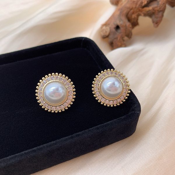 2021 designers women's earringssuper french luxury flash round zircon pearl net red exquisite small fragrant wind fashion personality h, Golden
2021 designers women's earringssuper french luxury flash round zircon pearl net red exquisite small fragrant wind fashion personality h, Golden