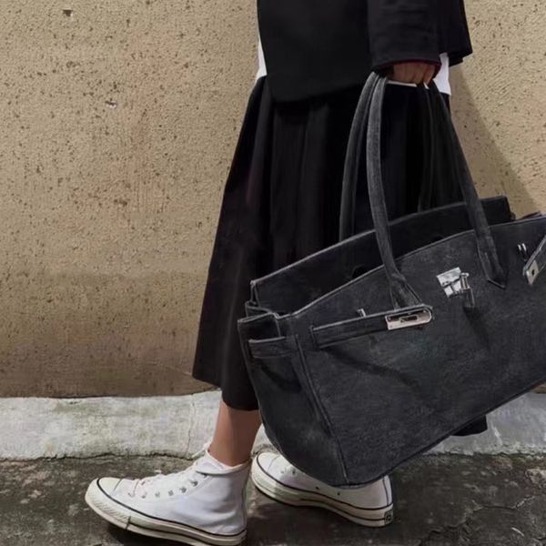 upgrade 2021 new zhang yuqi's same army cloth armpit women's large capacity canvas bag
upgrade 2021 new zhang yuqi's same army cloth armpit women's large capacity canvas bag