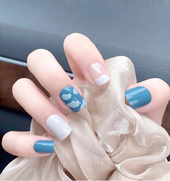 false nails 24pcs fake nail patch short square head blue white clouds print art finished design detachable with glue, Red;gold 
false nails 24pcs fake nail patch short square head blue white clouds print art finished design detachable with glue, Red;gold
