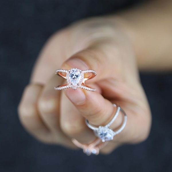 wedding rings 2021 fashion jewelry rose gold silver color criss cross double band line micro tear drop cz bling luxury ring, Slivery;golden
wedding rings 2021 fashion jewelry rose gold silver color criss cross double band line micro tear drop cz bling luxury ring, Slivery;golden
