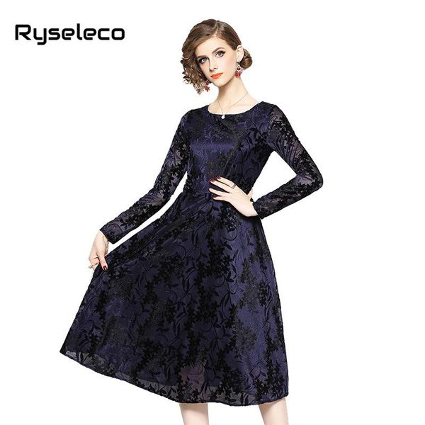 casual dresses queen 2021 autumn jacquard velvet dress fashion long sleeve oversized women party vintage midi flare basic wear, Black;gray
casual dresses queen 2021 autumn jacquard velvet dress fashion long sleeve oversized women party vintage midi flare basic wear, Black;gray