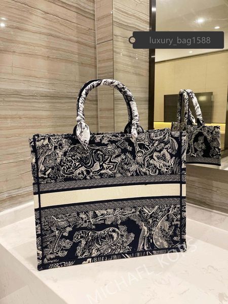 2021 new embroidery 3d three-dimensional pattern large capacity luxury big brand shopping bag handbag handmade double-sided flower luxury_ba
2021 new embroidery 3d three-dimensional pattern large capacity luxury big brand shopping bag handbag handmade double-sided flower luxury_ba