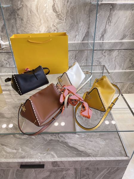 2021 women messenger travel bag classic style fashion bags shoulder lady totes handbags triangular prism special designers triangle
2021 women messenger travel bag classic style fashion bags shoulder lady totes handbags triangular prism special designers triangle