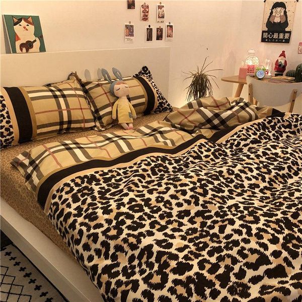 leopard print 220x240 bedding set luxury comfort duvet cover set super soft bed linens
leopard print 220x240 bedding set luxury comfort duvet cover set super soft bed linens