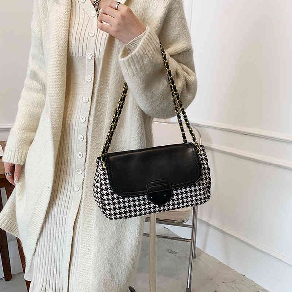net red fashion simple bag texture chain single shoulder women's 2021 leisure ins small square, Black;red
net red fashion simple bag texture chain single shoulder women's 2021 leisure ins small square, Black;red